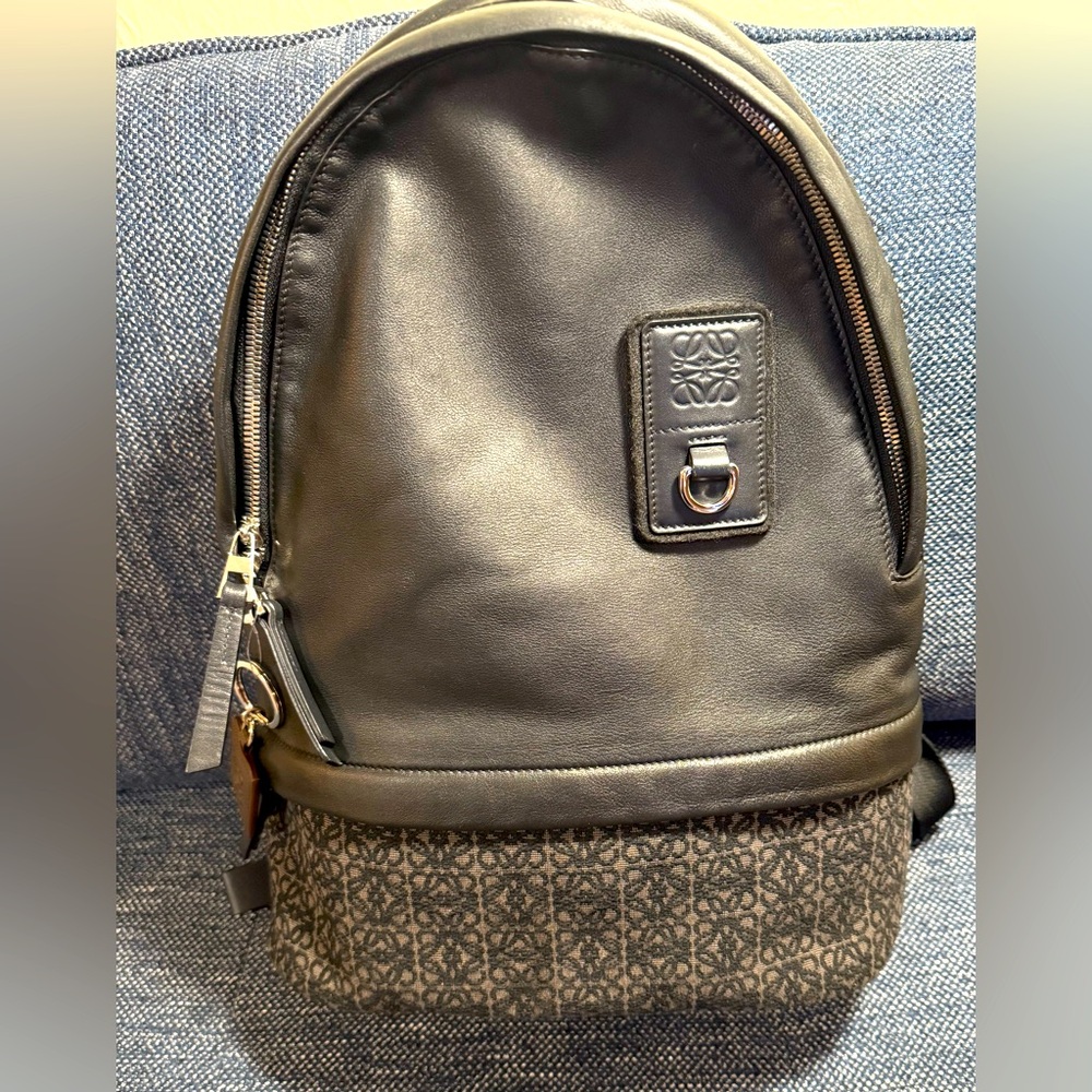 LOEWE AUTHENTIC ANAGRAM SLIM BLACK CALFSKIN LEATHER BACKPACK. EUC.